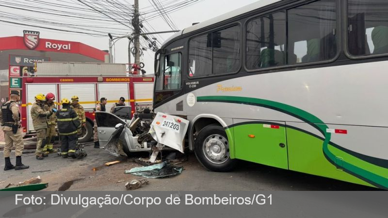 Motorista fica preso às ferragens após batida entre carro e ônibus em Juiz de Fora