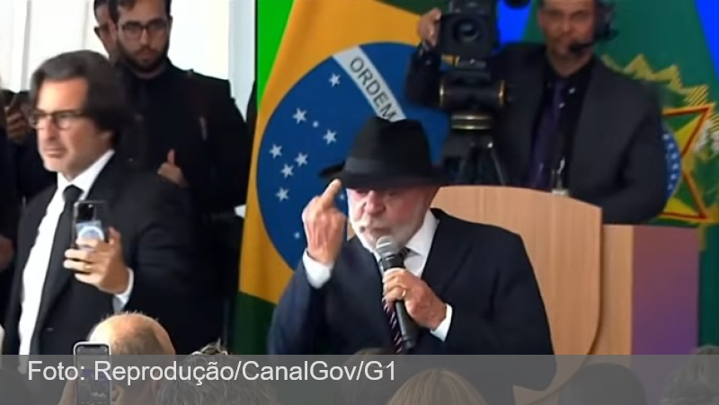 Lula mostra dedo do meio em evento ao rebater que ‘pobre não gosta de coisa boa’