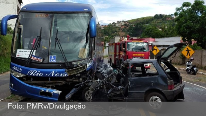 Motorista de carro morre após bater em ônibus na BR-267, em Juiz de Fora