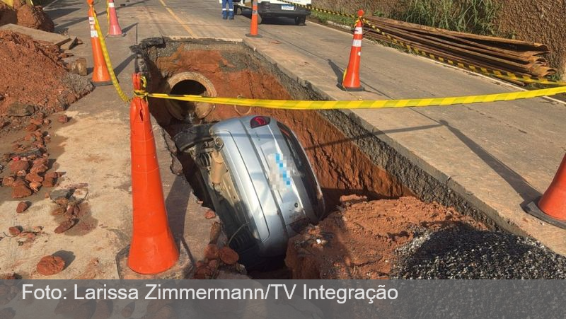 Carro cai em cratera de rua em obras em Juiz de Fora