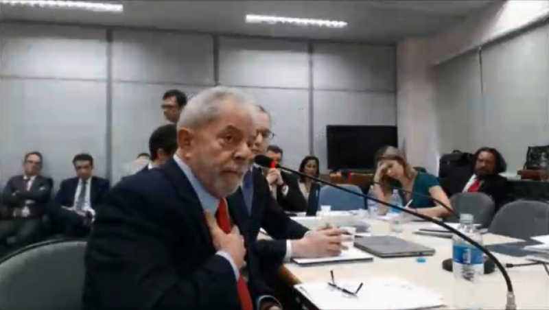 Resultado de imagem para O ex- presidente Lula deixou temporÃ¡riamente a carceragem em Curitiba para depoimento no processo do triplÃ©x Ã  juÃ­za substituta Gabriela Hardt