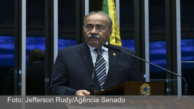 Flávio Dino arquiva parte de investigações contra senador flagrado com dinheiro na cueca