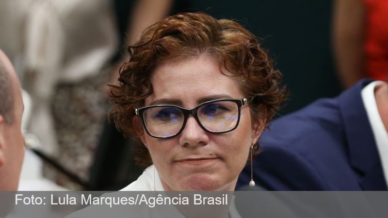 Condenada a 10 anos de prisão pelo STF, Carla Zambelli deixa o Brasil