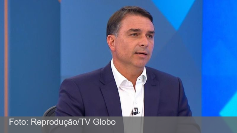 Flávio Bolsonaro pede renúncia de Moraes após revelações do caso Master