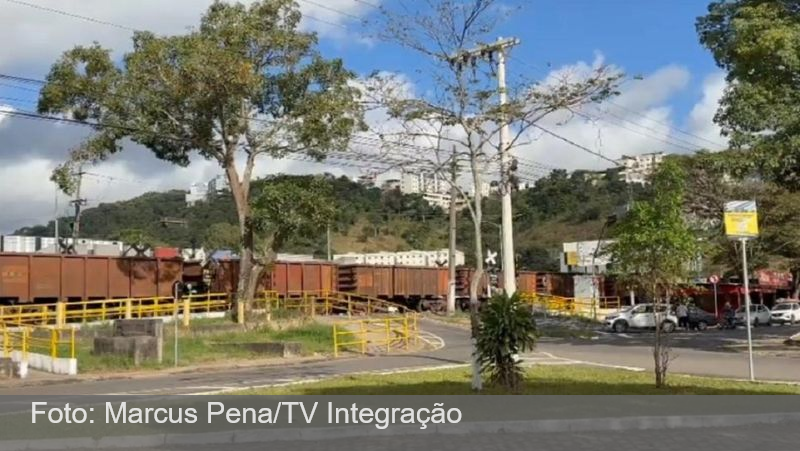 Idosa cai perto da linha férrea e quase é atingida por trem em Juiz de Fora