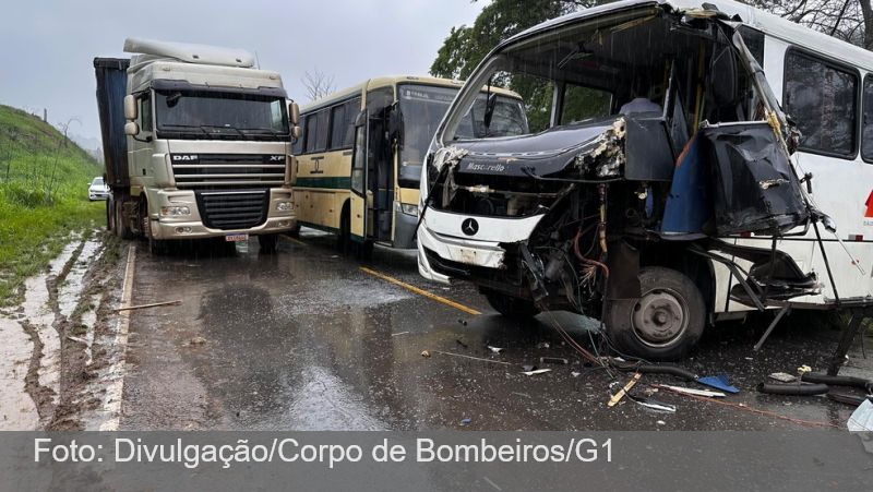 Carreta e micro-ônibus que transportava pacientes de Juiz de Fora para Cataguases batem na MGC-120