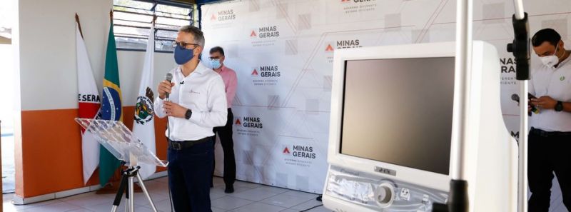 Romeu Zema faz entrega de novos respiradores no interior de MG