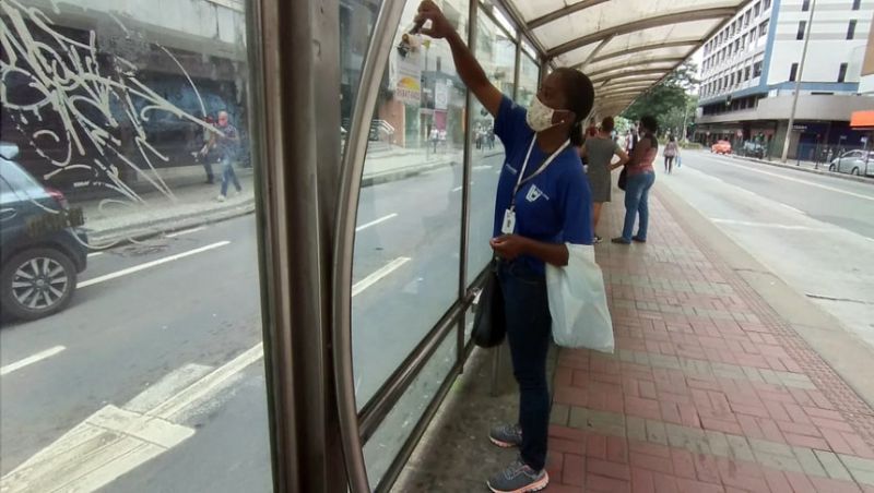 JF: Demlurb realiza campanha de conscientização e limpeza em pontos de ônibus