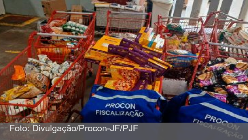 Procon apreende cerca de 300kg de alimentos impróprios para consumo em supermercado de Juiz de Fora