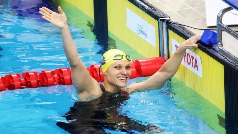 Carol Santiago é tricampeã mundial dos 100m costas em Singapura