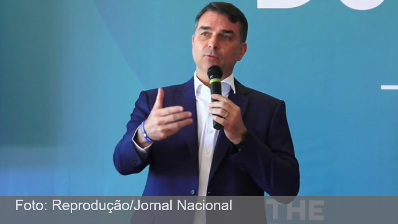 Flávio Bolsonaro publica diplomas de graduação, MBA e especialização após revelação sobre curso de pós que ele não fez