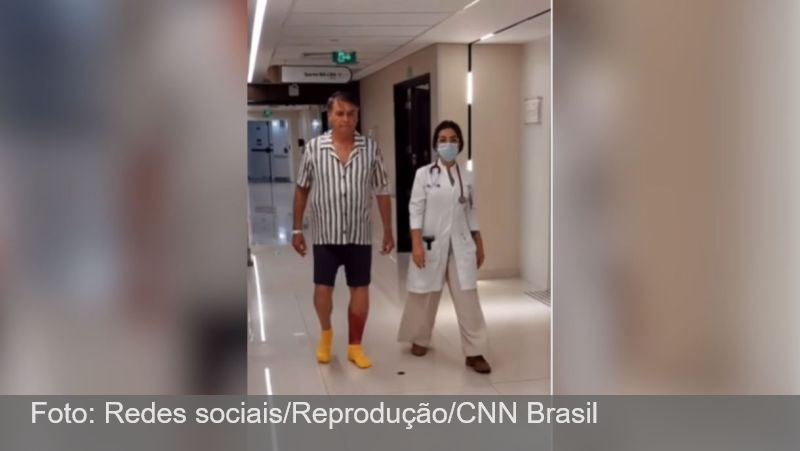 Bolsonaro posta vídeo caminhando por corredor de hospital e diz que está “sob controle”