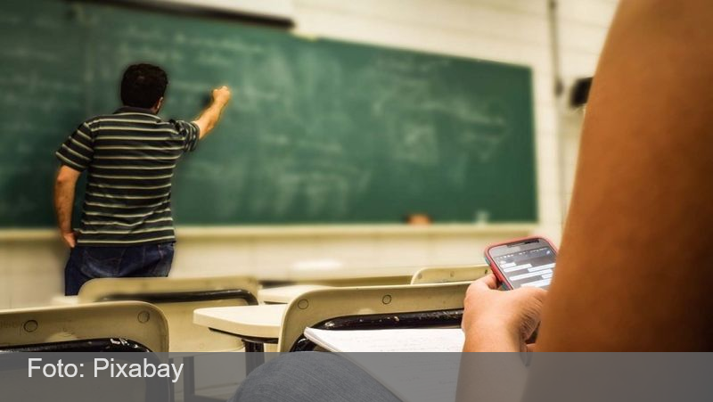 Sem celular na escola: alunos citam ‘crises de abstinência’, melhora nas notas e mais socialização; ‘como a saída de um vício’, diz professora