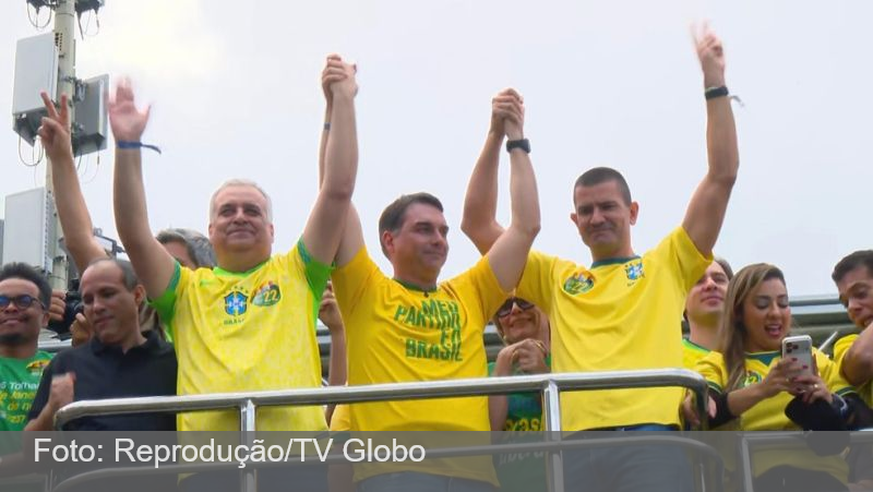 Em 1º discurso de campanha, Flávio Bolsonaro promete ‘tesouraço’, homenageia Jair e critica Lula: ‘Caloteiro da esperança’