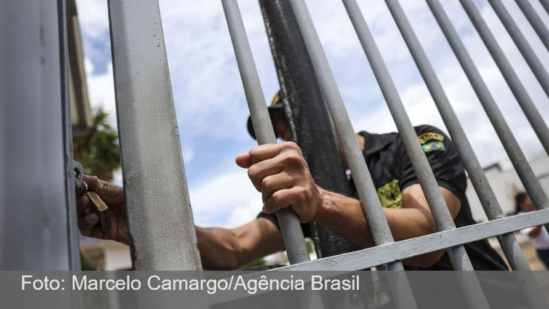 Portões do ENEM são fechados; prova começa às 13h30