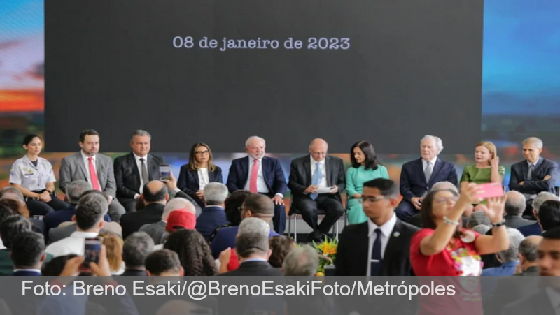 Ministro da Justiça, Lewandowski entrega carta de demissão a Lula