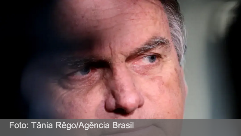 Após crise de soluço, Bolsonaro recebe atendimento médico por telefone