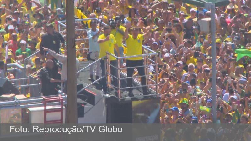 Em ato em Copacabana, Bolsonaro volta a pedir anistia a presos do 8 de janeiro e exalta Elon Musk