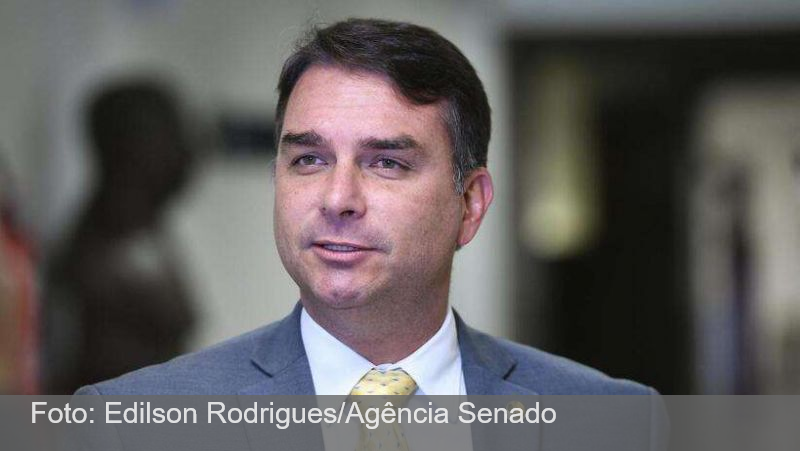 Flávio Bolsonaro ataca TSE e diz que Corte não se preocupa com democracia