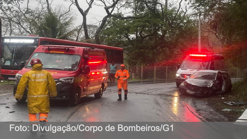 Acidente entre carro e ônibus deixa 4 pessoas feridas na Estrada União Indústria, em Juiz de Fora