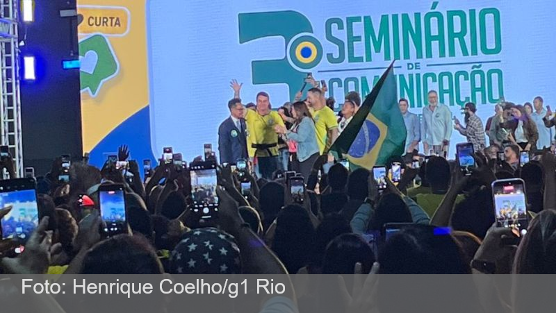 Flávio Bolsonaro diz que vai para os EUA defender o PIX