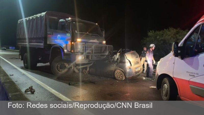 Em meio às chuvas, caminhão do Exército bate em carro e deixa 3 mortos em Esteio, RS