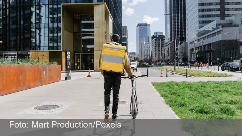 Entregadores e motoristas de app ganham 2 salários mínimos e trabalham mais de 40 h por semana, aponta pesquisa