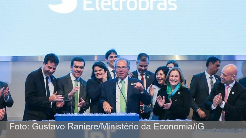 Sob protestos, Guedes e Bolsonaro oficializam venda da Eletrobras