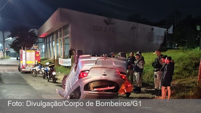 Motorista bêbado bate em carro estacionado, capota e é detido em Juiz de Fora