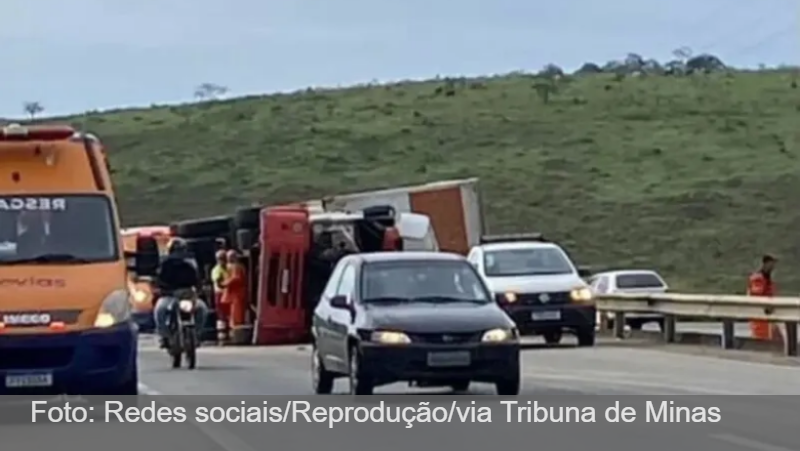 Carreta com bicicletas elétricas tomba na BR-040 perto do Expominas e interdita parte da via