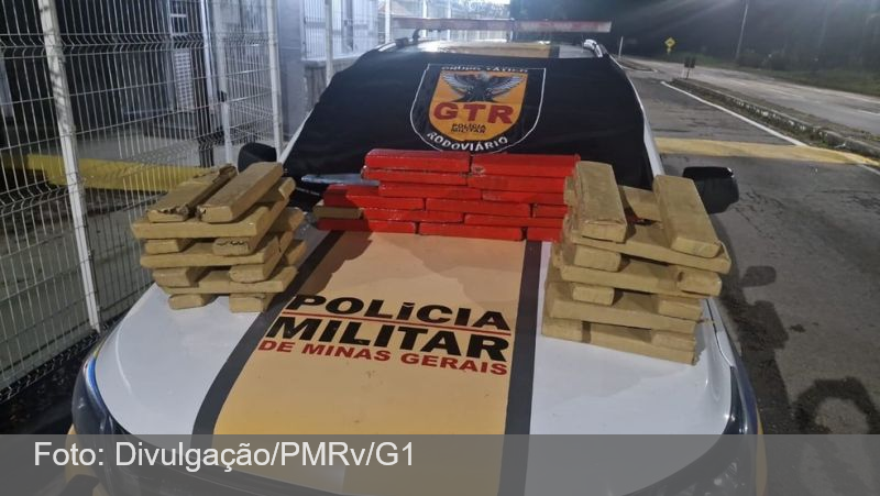 Trio ignora ordem de parada da polícia e tenta fugir jogando barras de maconha em rodovia de Juiz de Fora