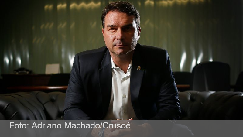 Pedro Guimarães deixará Caixa para que denúncias não sejam usadas contra Bolsonaro, diz Flávio