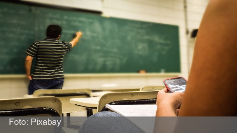 Mais da metade dos brasileiros apoia a proibição total de celulares nas escolas, diz estudo