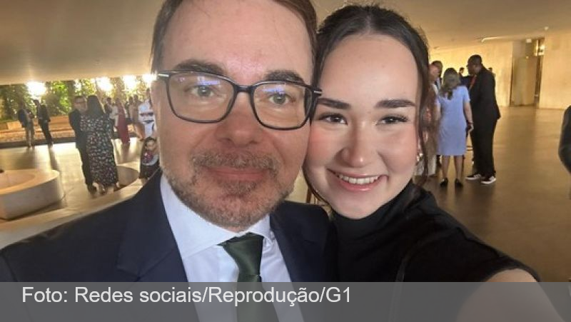 Diplomata se recupera em cadeira de rodas após acidente que matou filha: ‘A dor é dupla, física e emocional’, diz marido