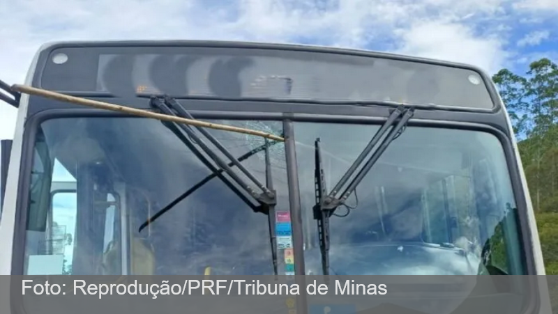 Homem lança galho e danifica ônibus na BR-040 em Santos Dumont