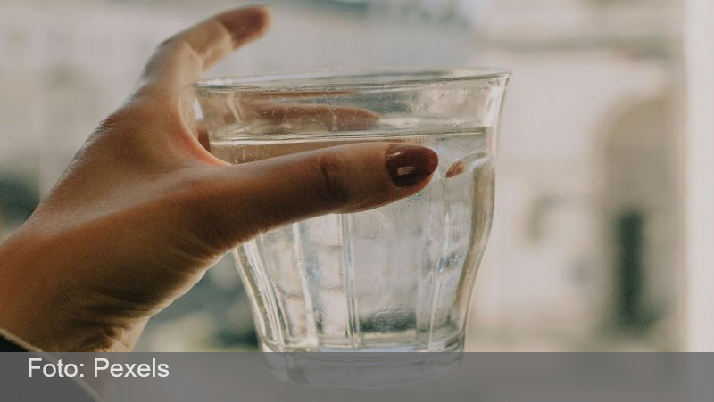 Homem é hospitalizado com sintomas de intoxicação após beber água mineral