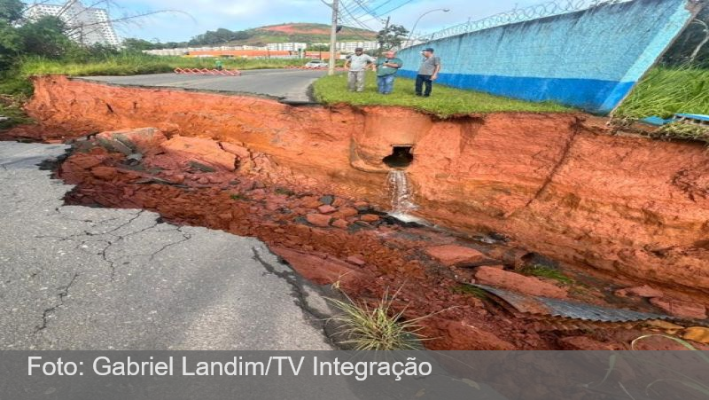 Força da chuva carrega asfalto, abre cratera e interdita acesso norte em Juiz de Fora; VÍDEO