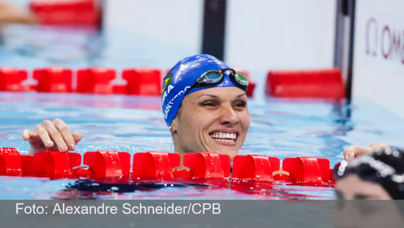 Carol Santiago conquista medalha de prata nos 100 metros peito