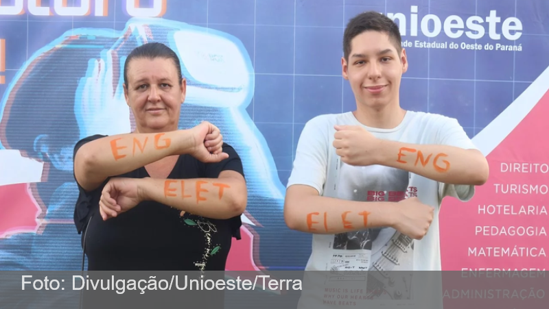 Mãe e filho são aprovados no mesmo curso em universidade pública no Paraná: ‘Muita emoção’