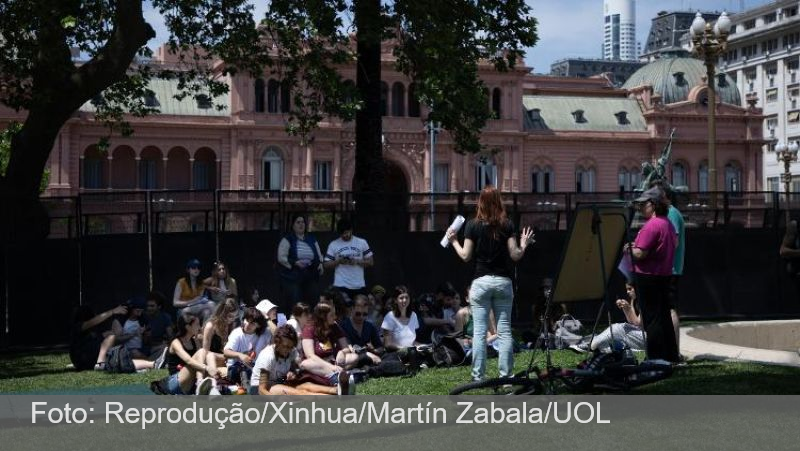 ‘Melhor ir ao Paraguai’: alunos de medicina brasileiros deixam Argentina