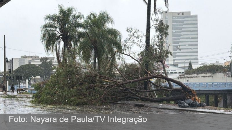 Temporal com granizo faz dia virar noite em Juiz de Fora; VÍDEO