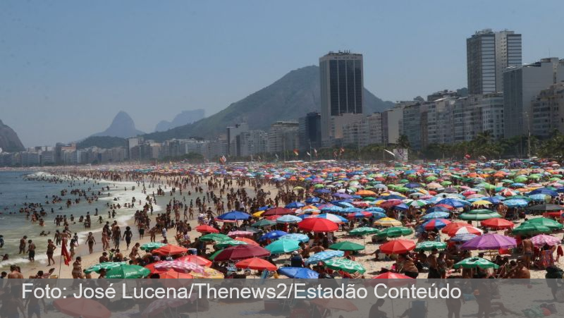 Em meio à onda de calor sufocante, população lota praias do Rio de Janeiro