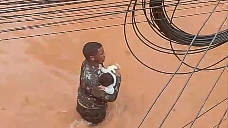 “Eu só fui”: ex-soldado salva criança de inundação em Juiz de Fora