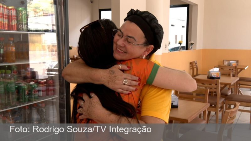 Mulher que ficou 3h abraçada em poste durante enxurrada reabre restaurante em Ubá