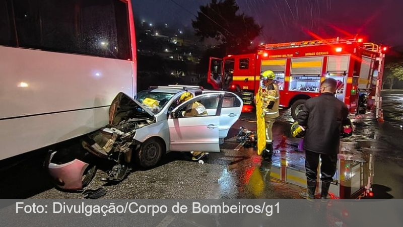 Carro bate em ônibus e deixa três feridos em Juiz de Fora; parte do veículo fica debaixo do coletivo