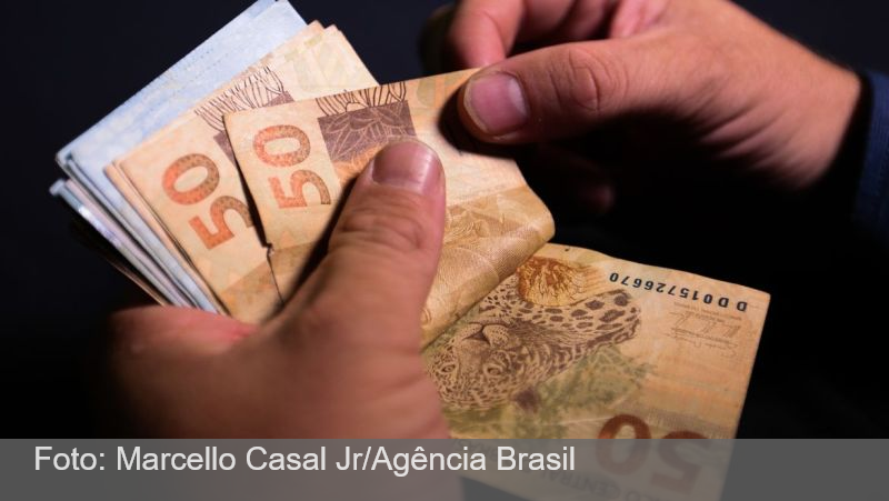 Salário mínimo de R$ 1.621 começa a ser pago nesta segunda