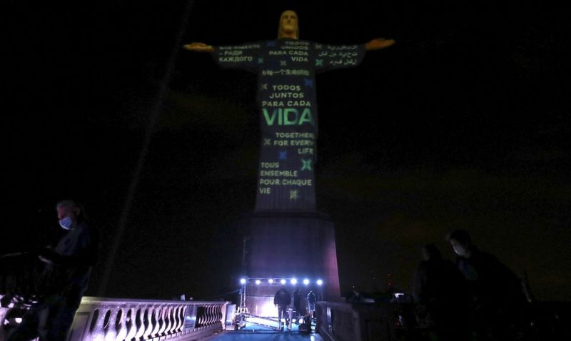 Missa no Rio homenageia os mais de 100 mil mortos por covid-19