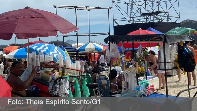 Barraca a até R$ 100, cadeira por R$ 40 e caipirinha a R$ 35: veja preços de ambulantes no réveillon de Copacabana