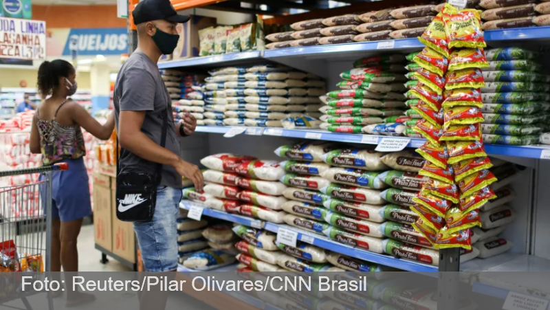 Brasileiros têm trocado almoço por lanches diante da alta de preços, aponta pesquisa