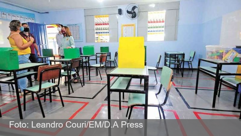 Impasse sobre ensino presencial segue nas salas de aula em Minas